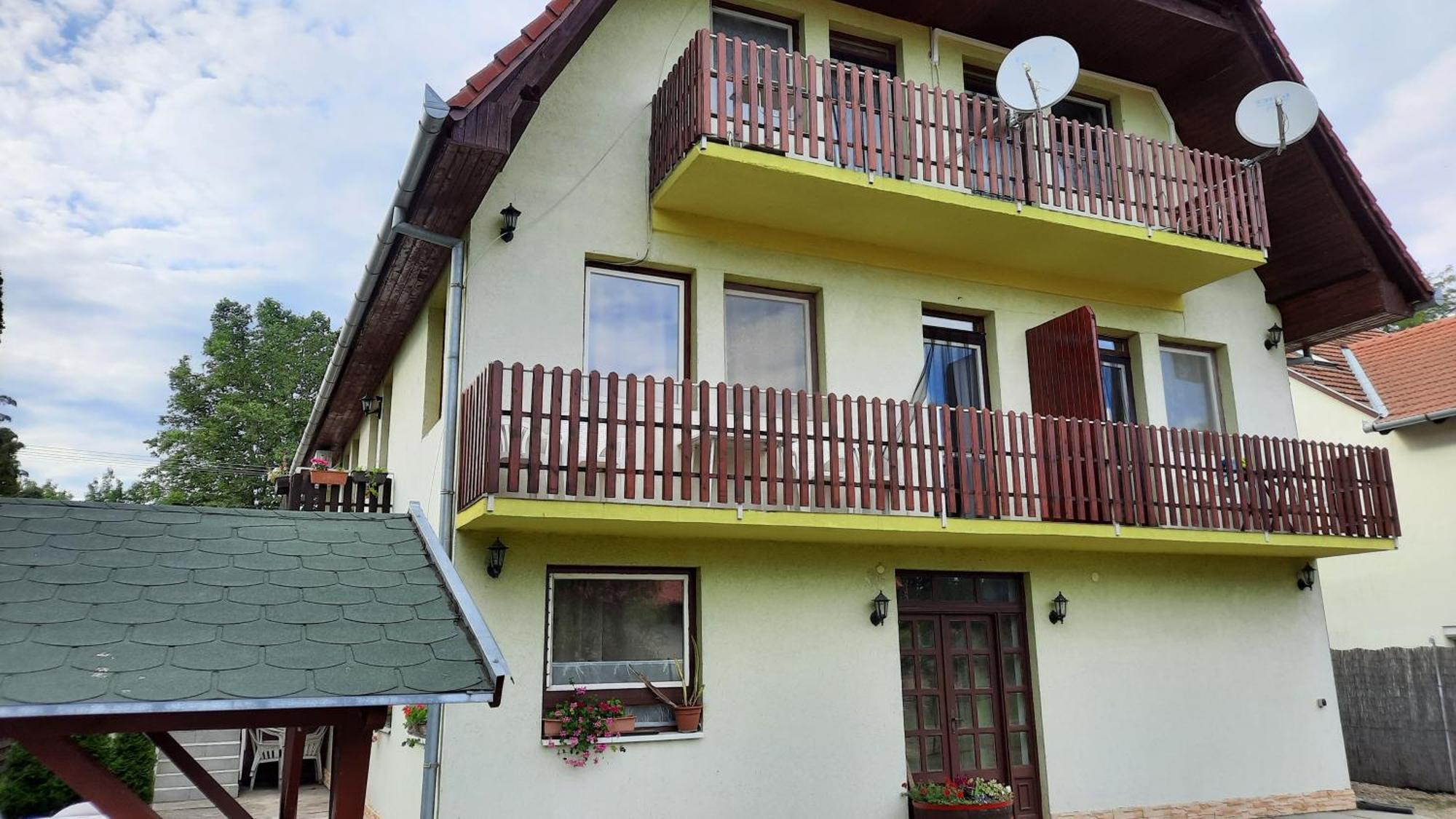 Apartmanhaz Balatonfenyvesアパートメント エクステリア 写真