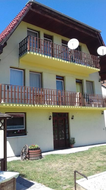 Apartmanhaz Balatonfenyvesアパートメント エクステリア 写真