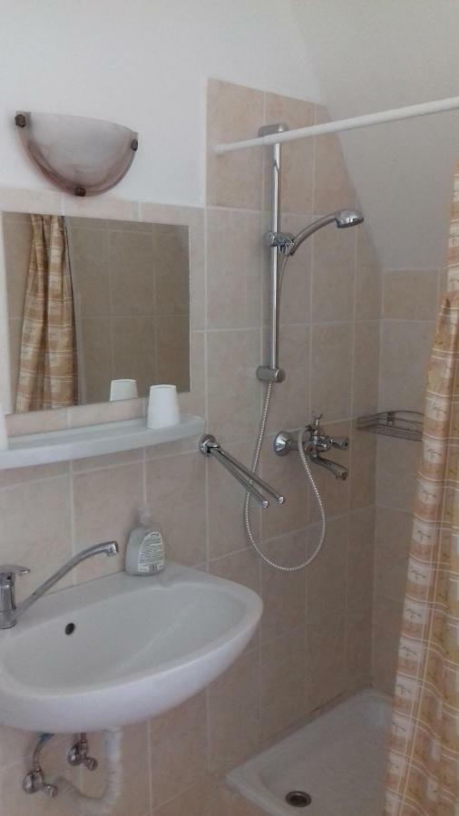 Apartmanhaz Balatonfenyvesアパートメント エクステリア 写真